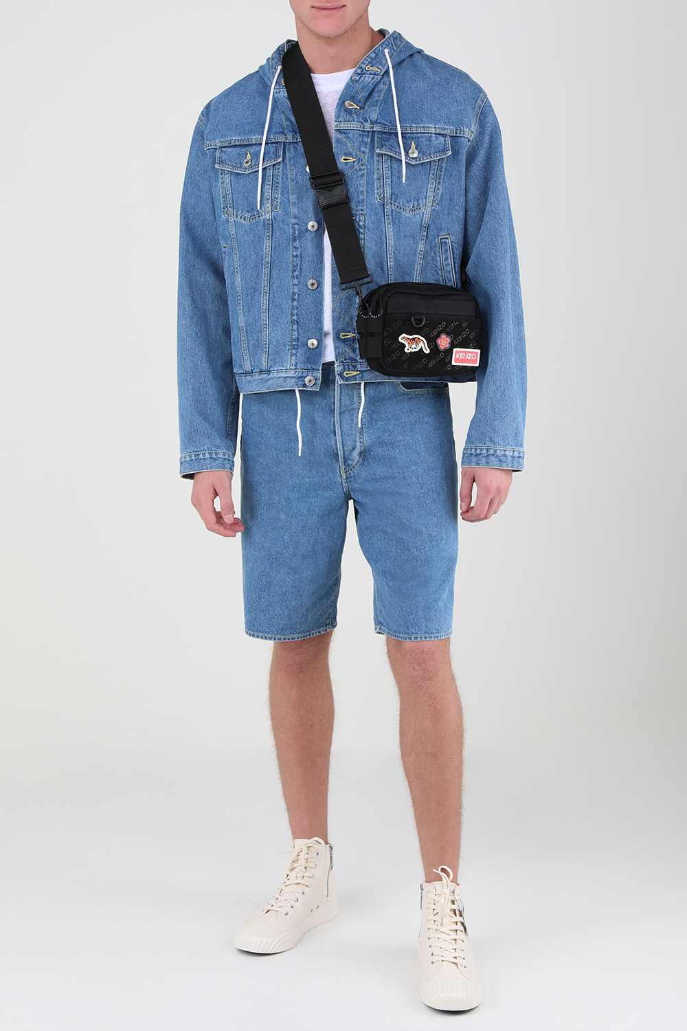 ז'קט ג'ינס עם כובע ושרוכים